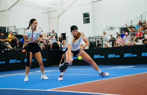 Dallas Flash members Alix Truong and Danni-Elle Townsend competing earlier this season.